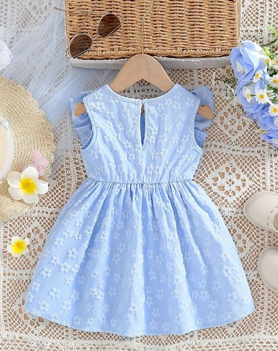 Vestido casual sin mangas con volantes y decoración de lazo para niña.