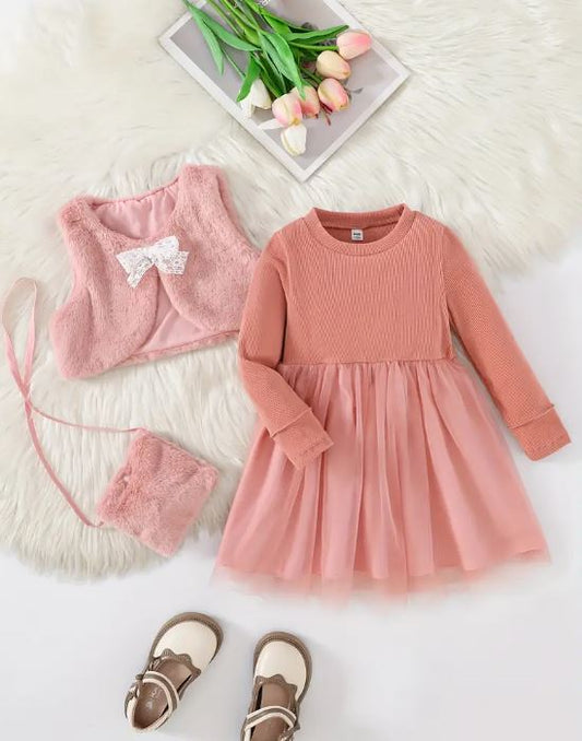 Conjunto de Tres Piezas para Niñas: Chaleco de Piel Sintética de Color Sólido con Estilo Dulce, Lazo de Encaje y Vestido Suelto de Malla con Parches de Tela y Bolsa Pequeña.