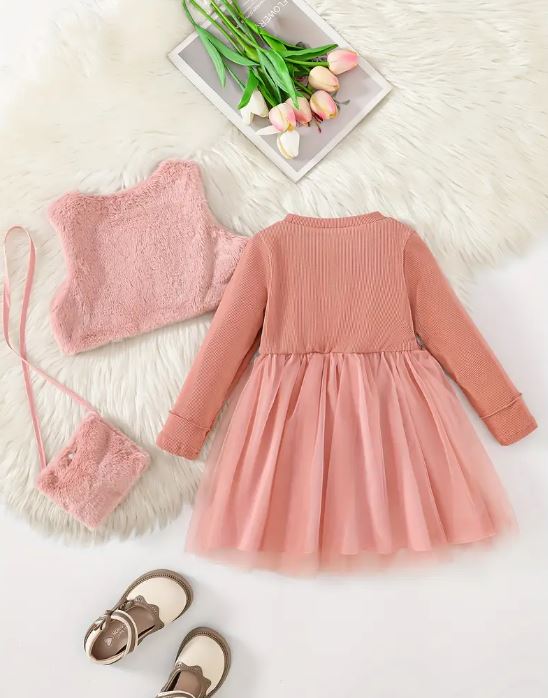 Conjunto de Tres Piezas para Niñas: Chaleco de Piel Sintética de Color Sólido con Estilo Dulce, Lazo de Encaje y Vestido Suelto de Malla con Parches de Tela y Bolsa Pequeña.