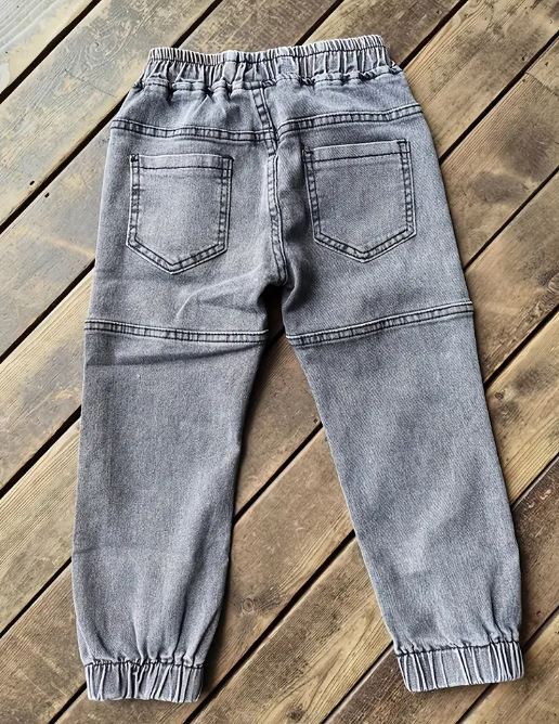 pantalon jeans con parche y cintura ajustada