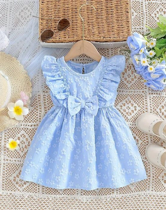 Vestido casual sin mangas con volantes y decoración de lazo para niña.